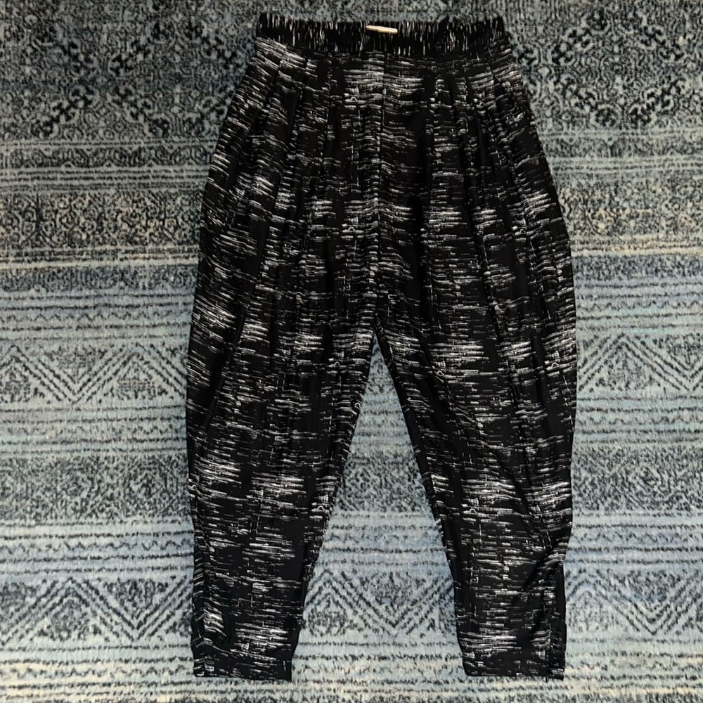 New (NWOT) Black & White Printed Harem Pants w Zippers at the Bottom Lightweight